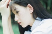 MMA的“血流满面：裁判暂停清理视线的瞬间